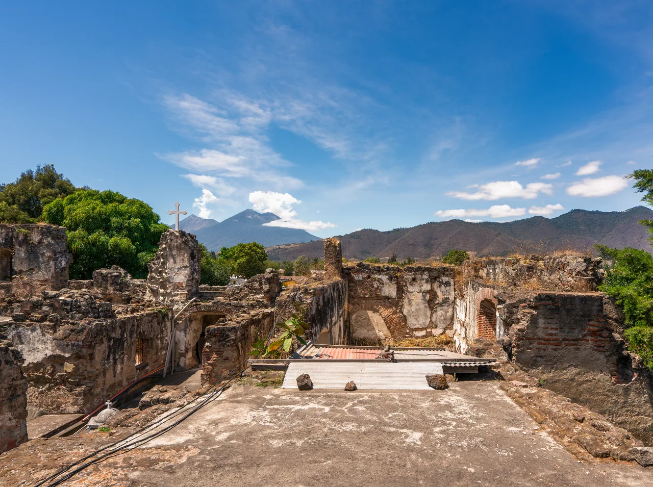 Ruins of San Francisco el Grande with mountains in the background.