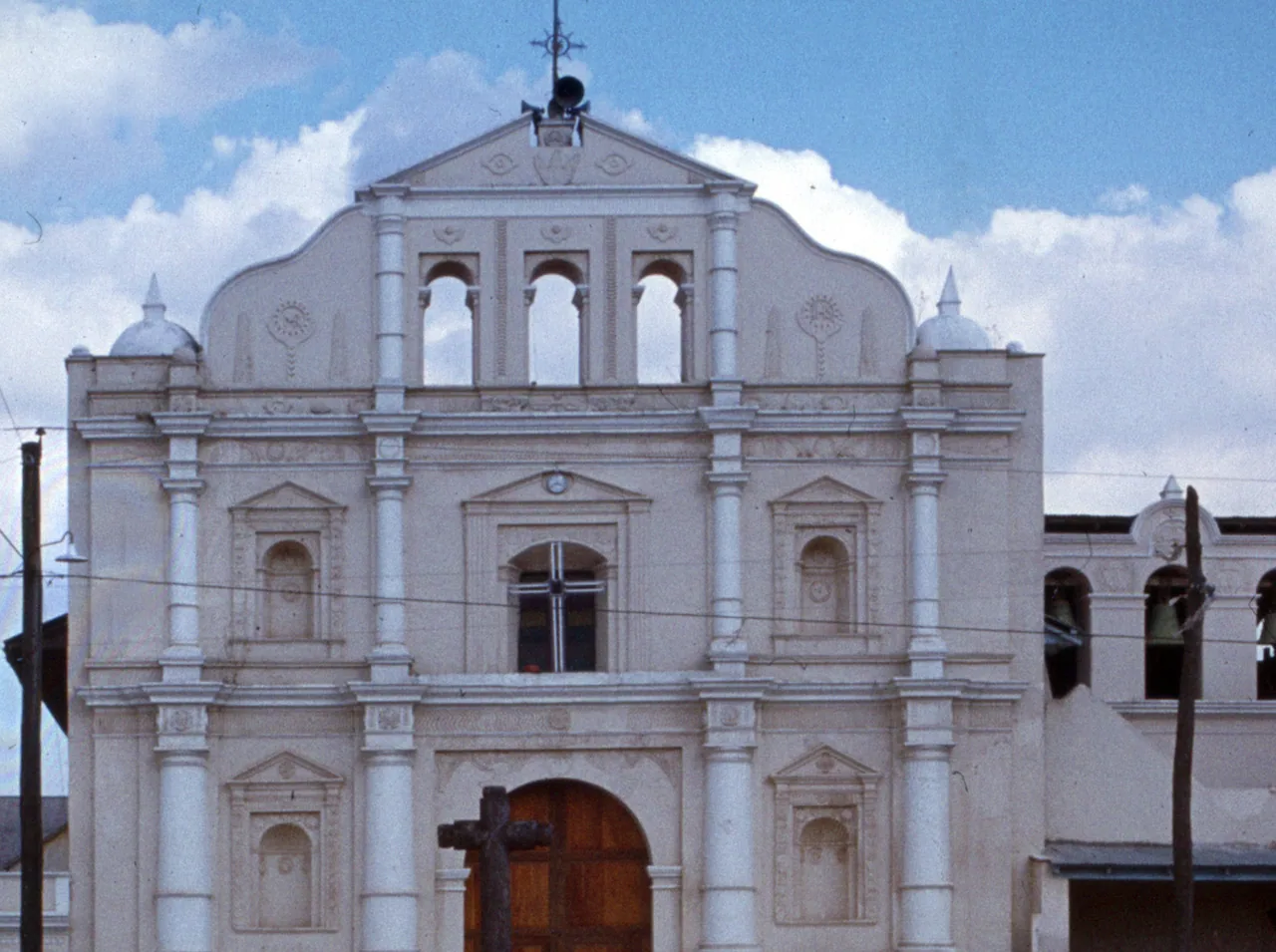 Facade of the church in Santa María de Jesús in a photograph from 1980.