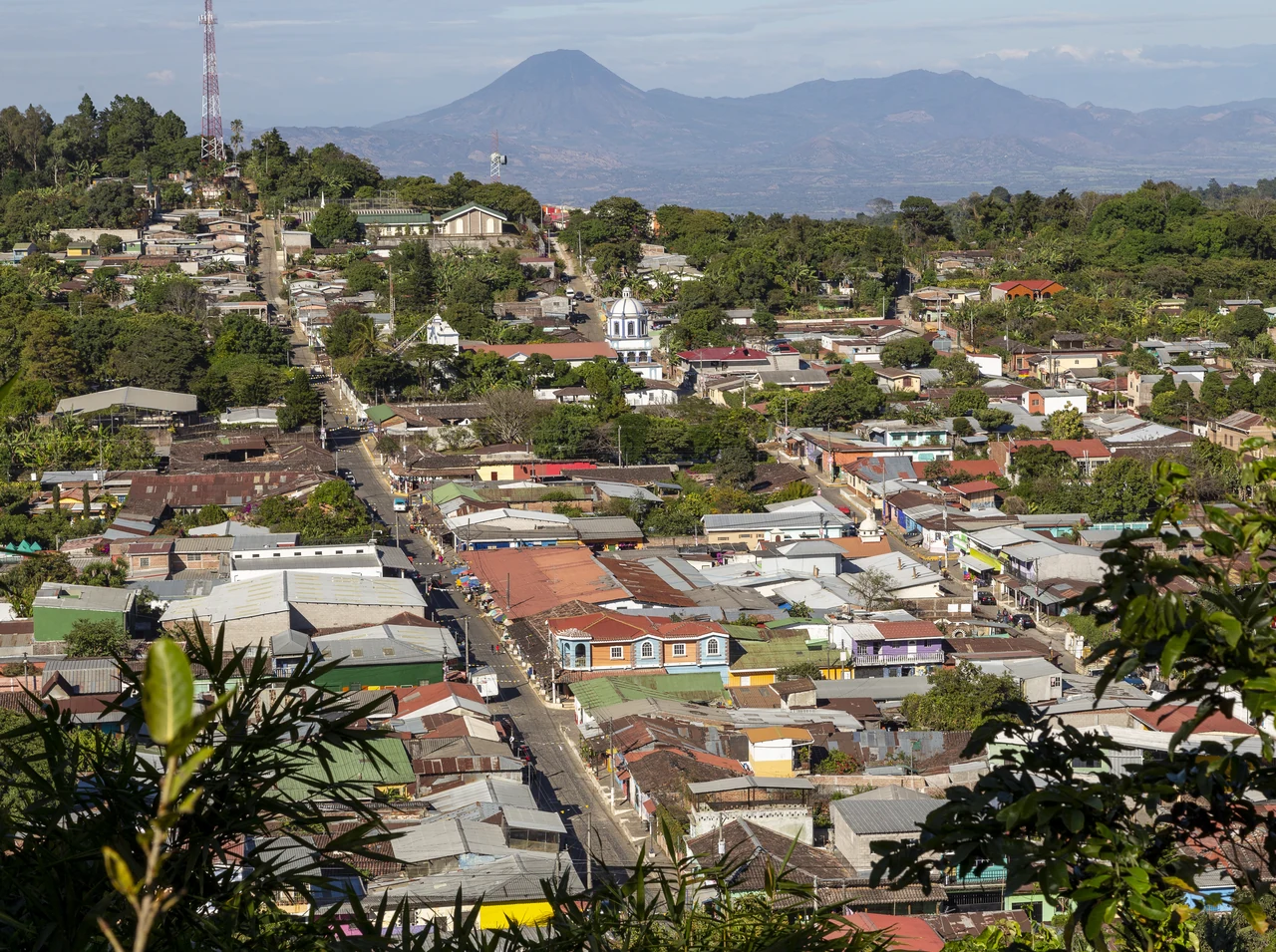 Vista panorámica de Concepción de Ataco, con su iglesia, tejados y montañas al fondo.