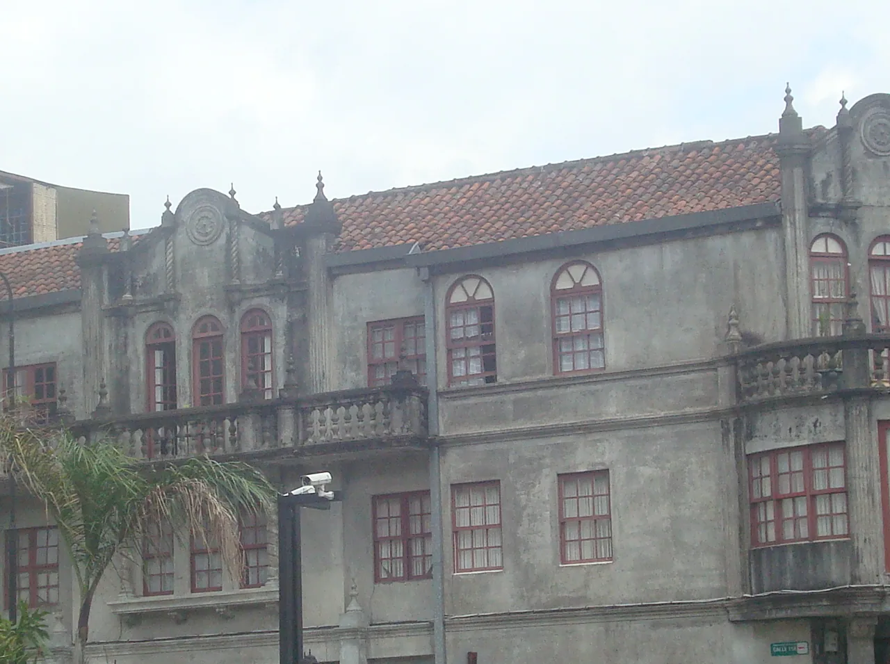 Facade of the Jiménez Apartments in Barrio Otoya.