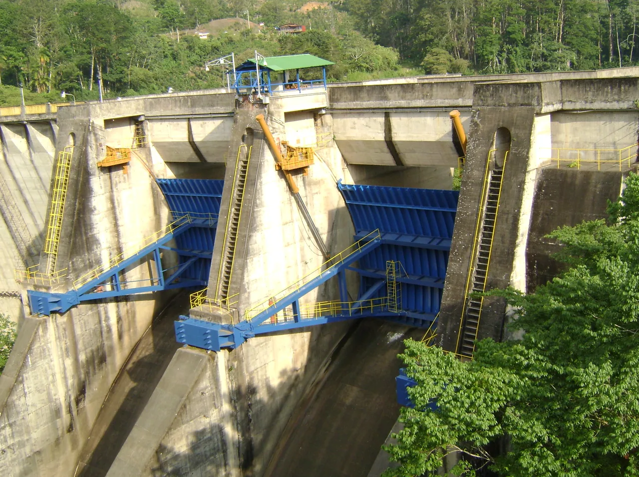 Gates and structure of the Cachí dam.