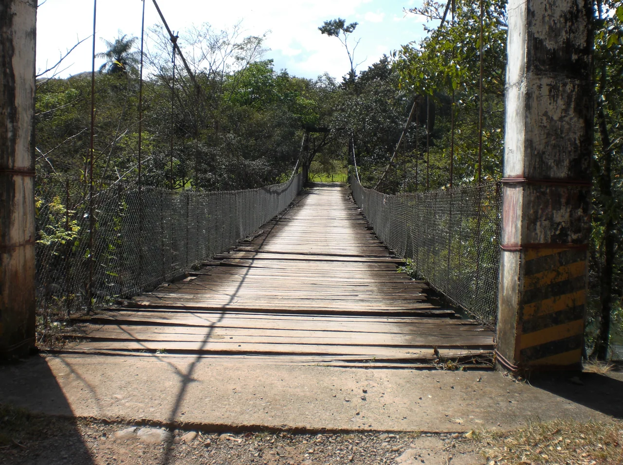 Puente colgante de madera sobre el río Caldera.
