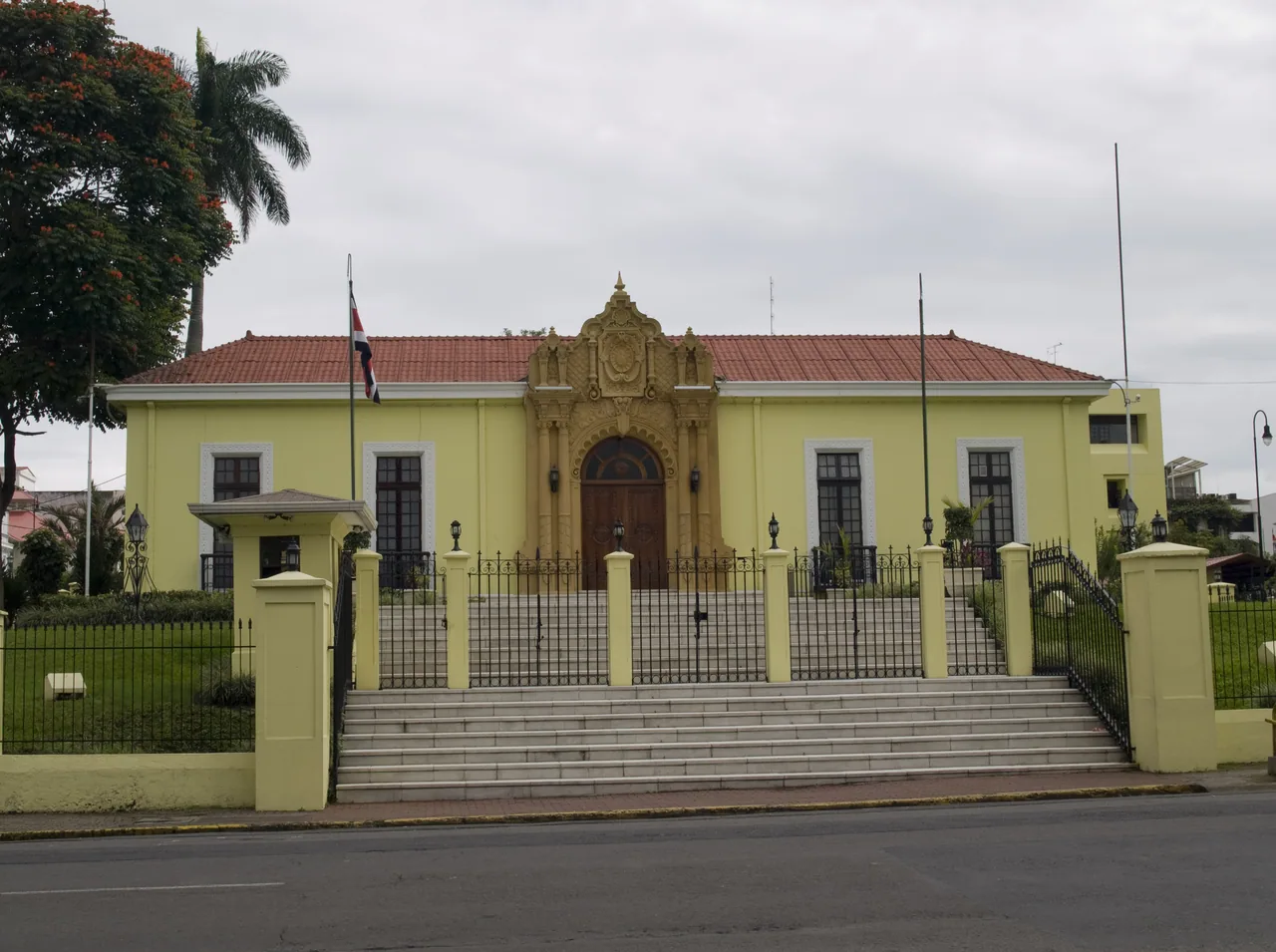 Entrance and facade of Casa Amarilla in San José.