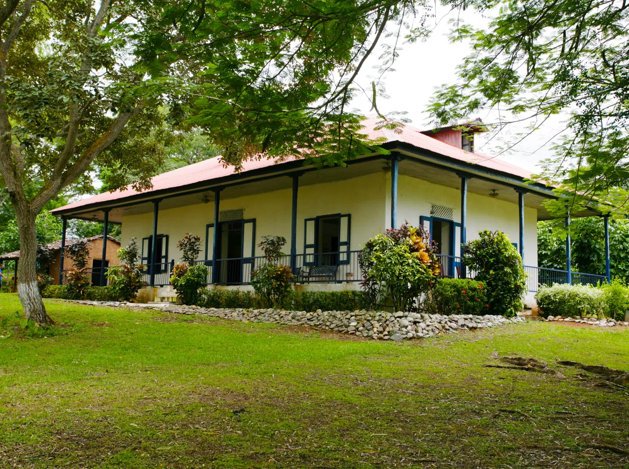 El Pausílipo house museum surrounded by gardens.