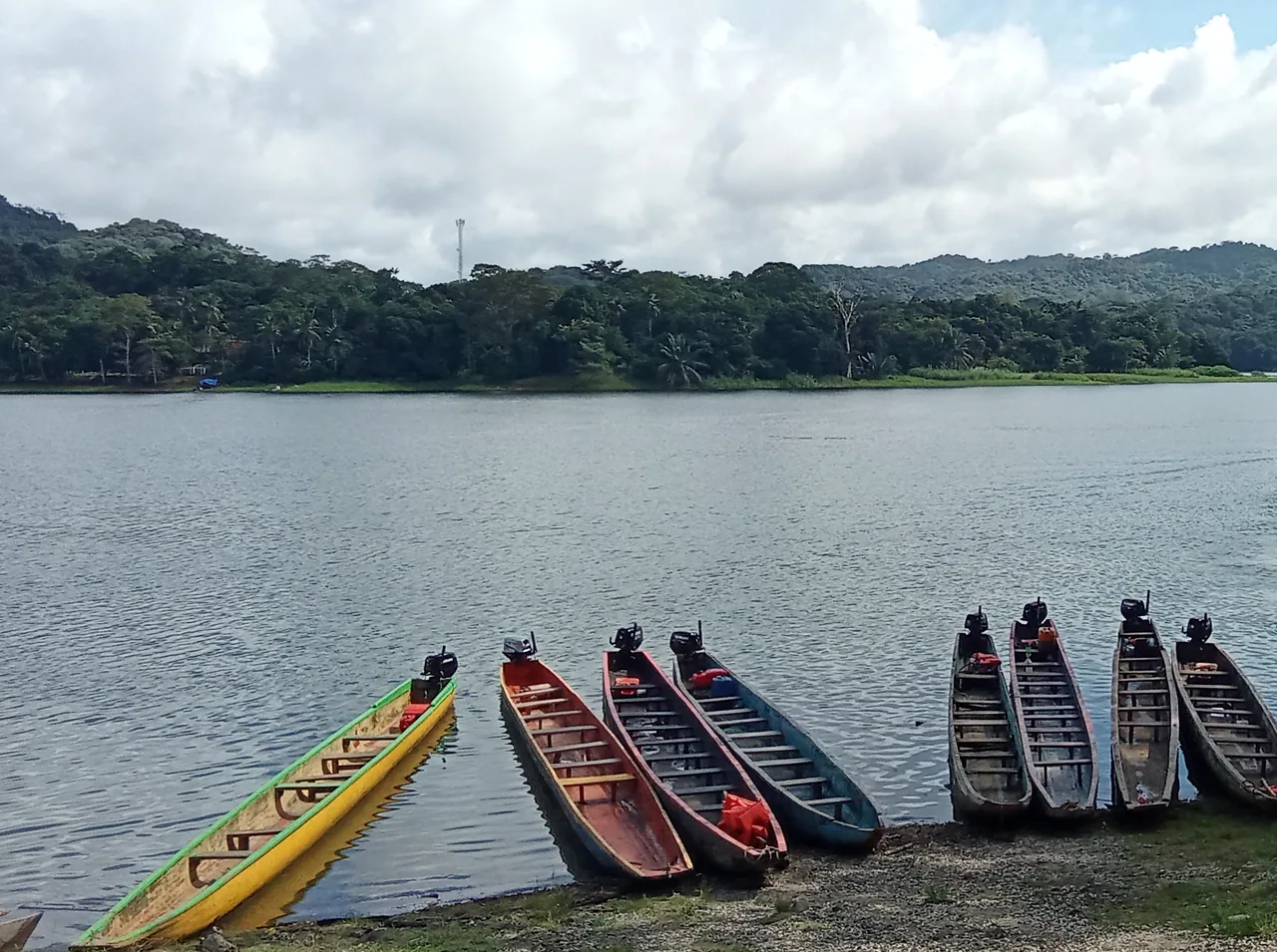 Canoes at Puerto Corotú on the shore of Lake Alajuela.