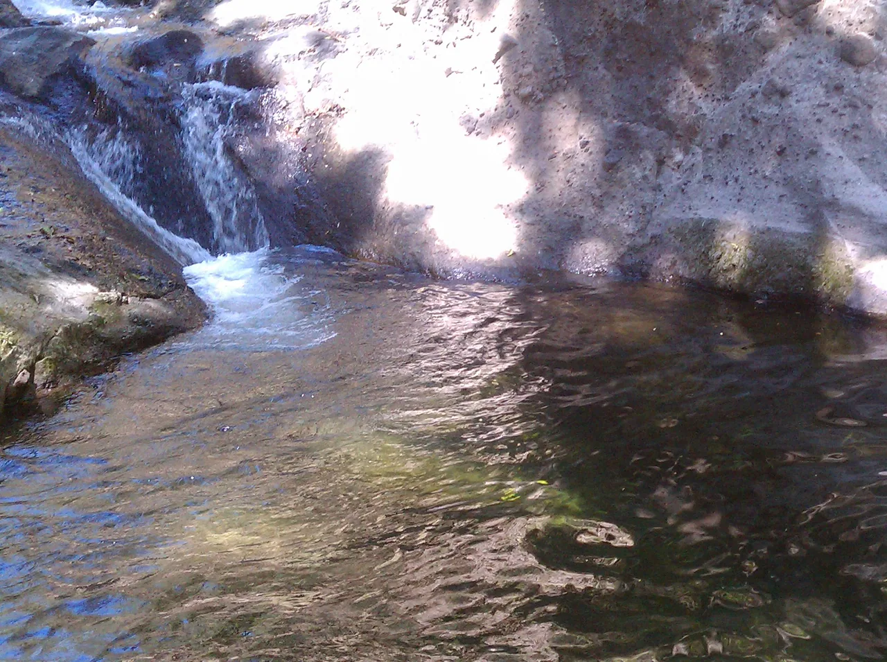 Pequeña cascada y poza entre rocas en El Imposible.