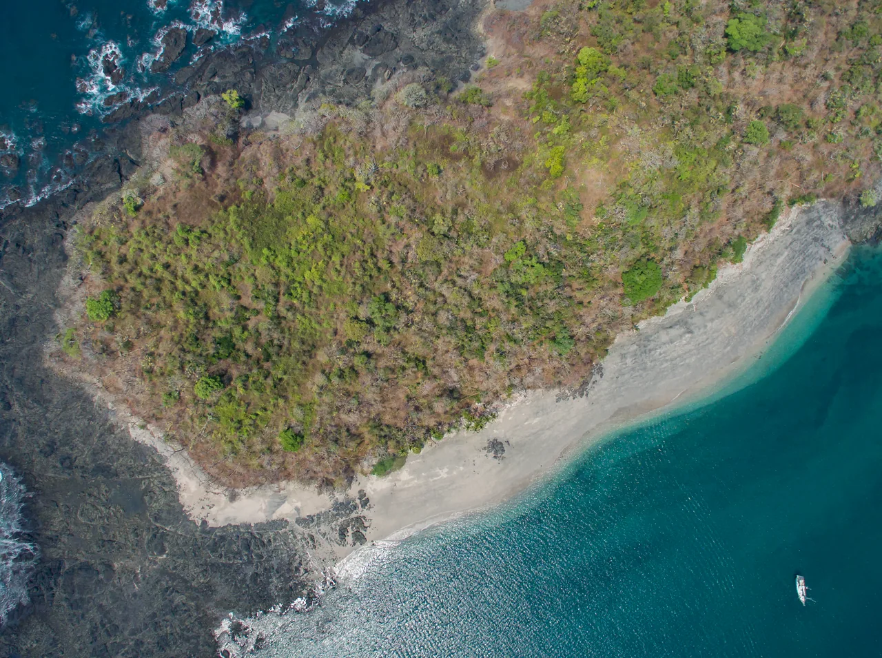 Vista aérea de la playa y costa rocosa de Isla Catalina.