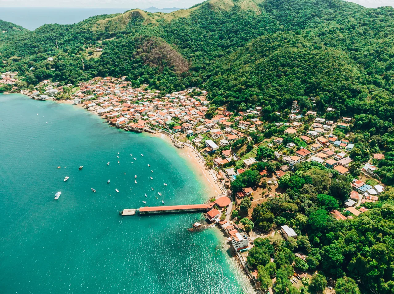 Vista aérea del pueblo, muelle y costa de Isla Taboga.