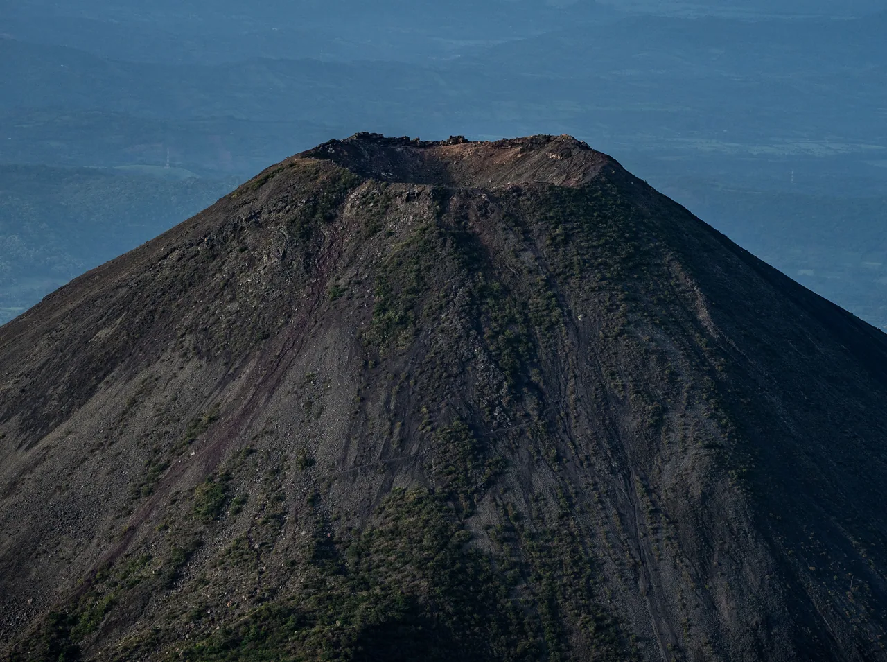 Cráter y laderas del volcán de Izalco vistos desde el aire.