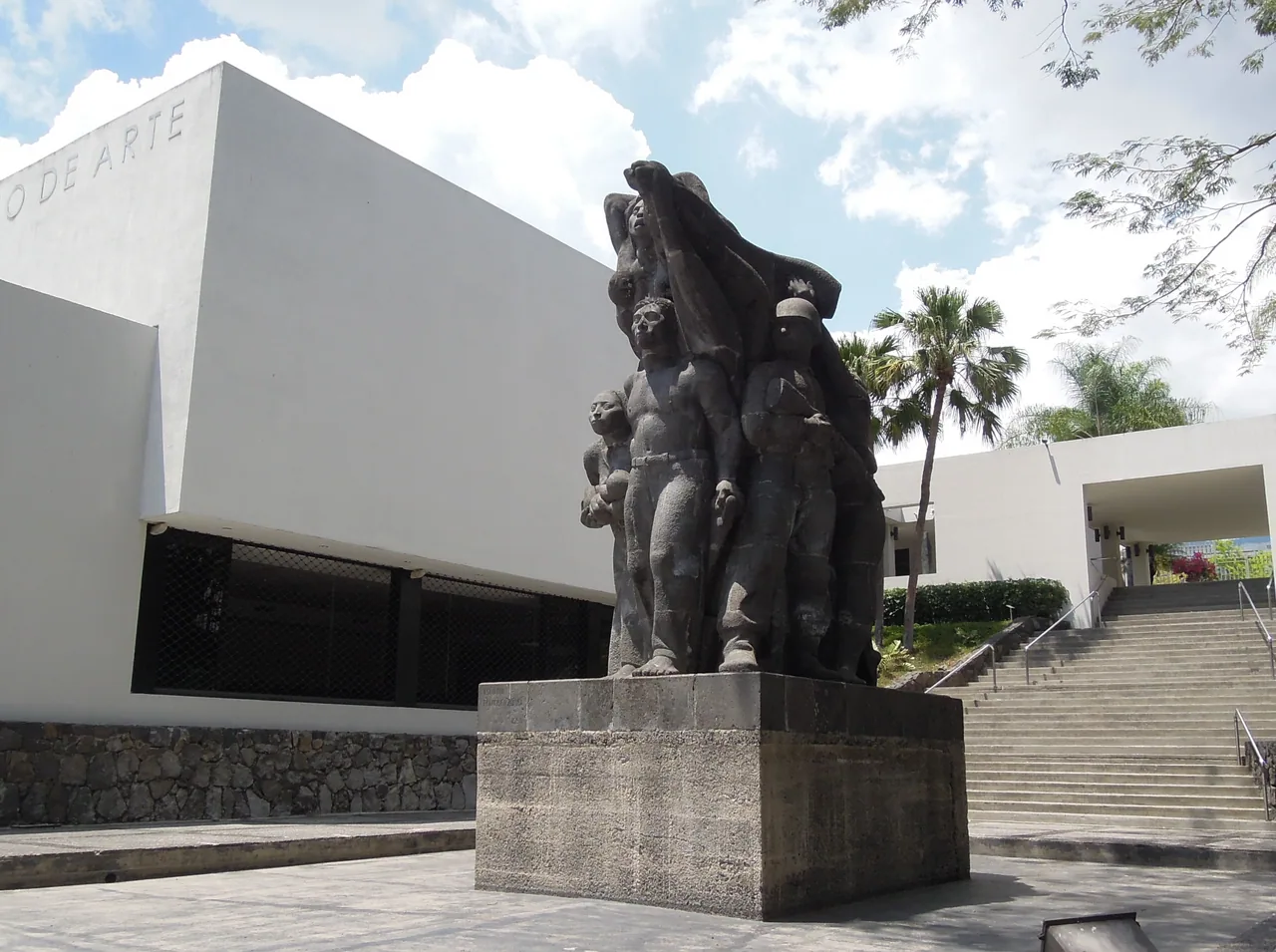 Escultura del Monumento a la Constitución frente al Museo de Arte de El Salvador.