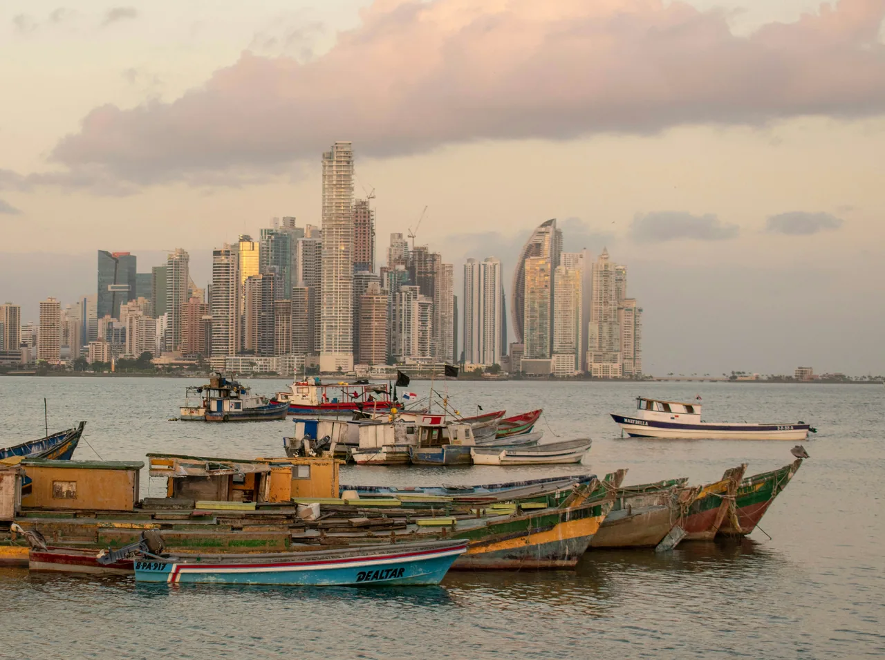 Barcas de pesca junto al Mercado de Mariscos, con los edificios de Ciudad de Panamá al fondo.