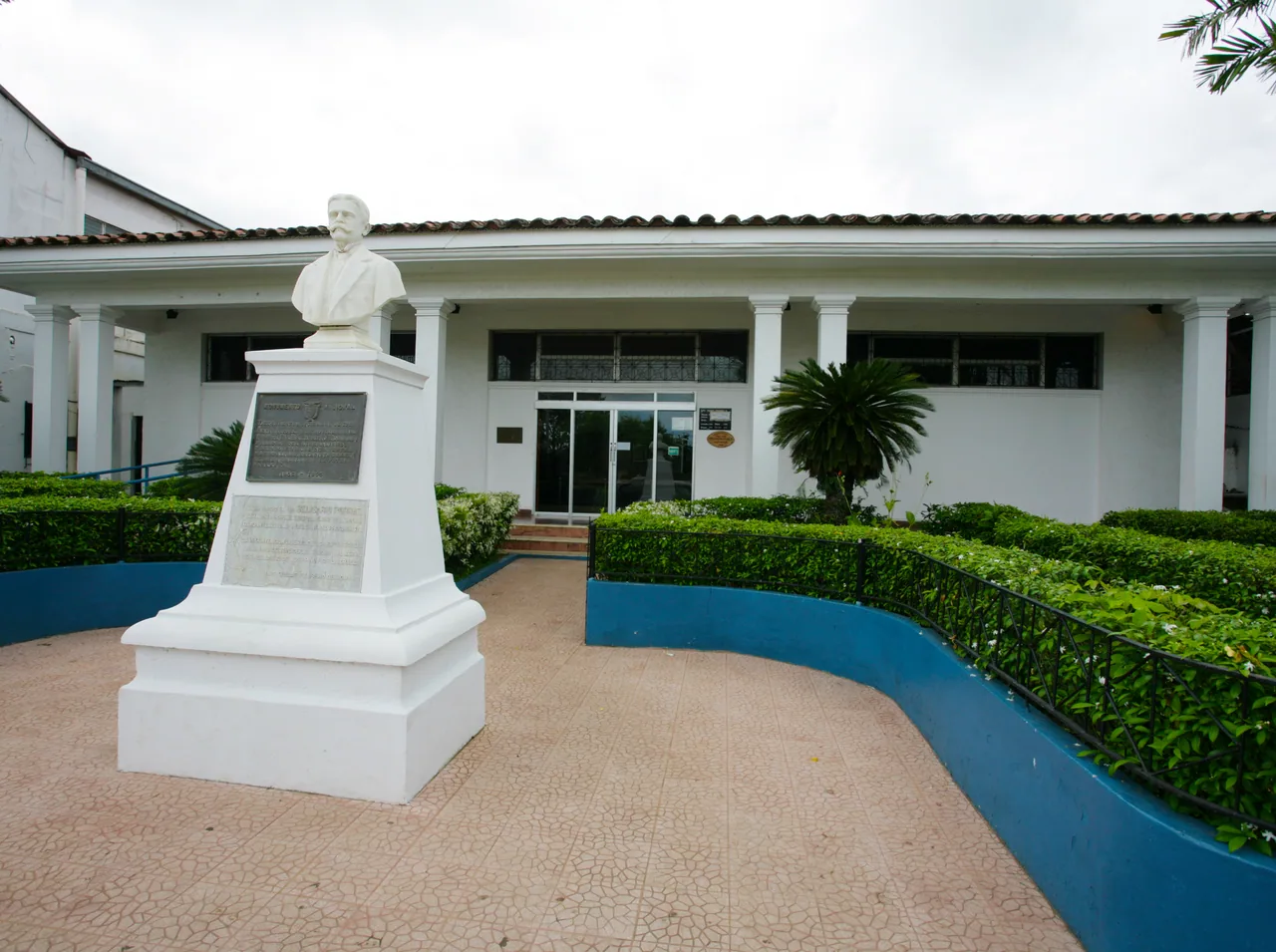 Bust and facade of the Belisario Porras Museum.