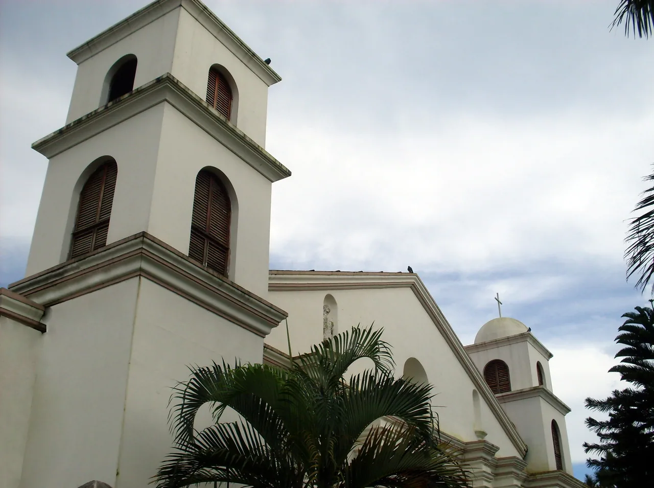 Torre y fachada de la iglesia de San Juan Bautista en Nahuizalco.