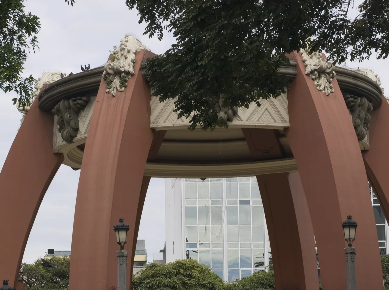 Roof and pillars of the kiosk in San José’s Central Park.