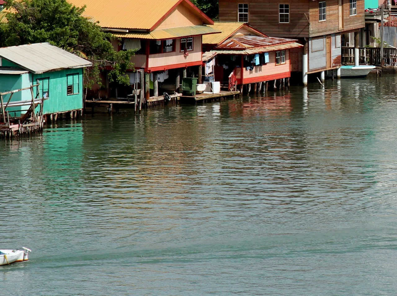 Casas de colores sobre pilotes junto al agua de Oak Ridge.