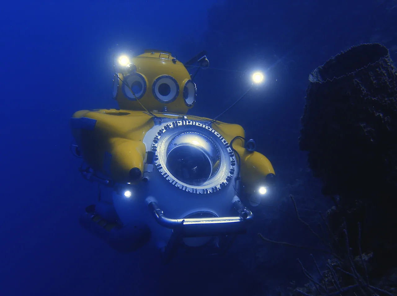 Submarino amarillo Idabel iluminado bajo el agua.