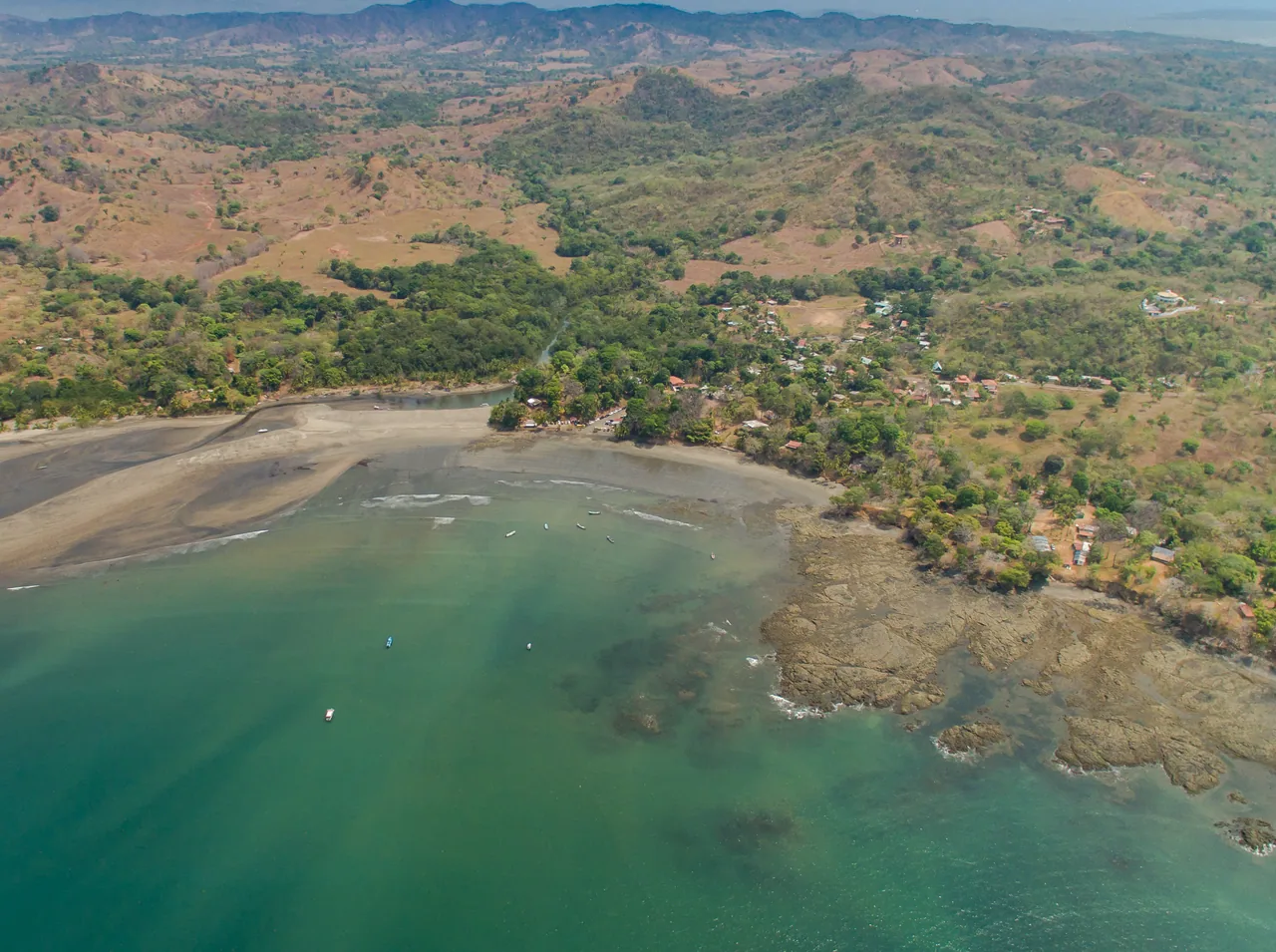 Vista aérea de la bahía y el pueblo de Santa Catalina.