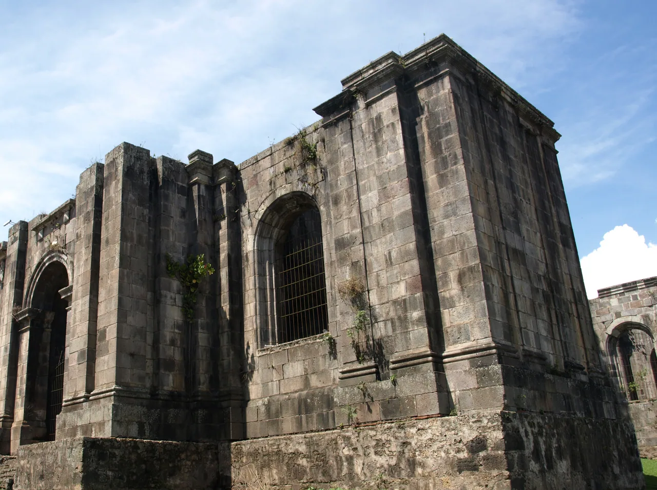 Stone walls and arches of the Santiago Apóstol ruins in Cartago.