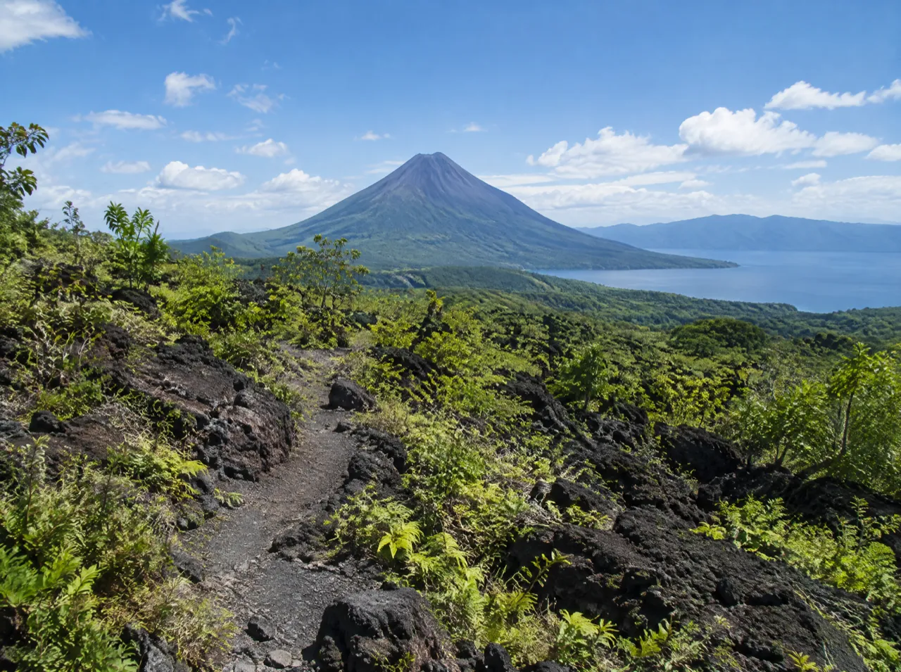 Las Coladas Trail and volcano viewpoint