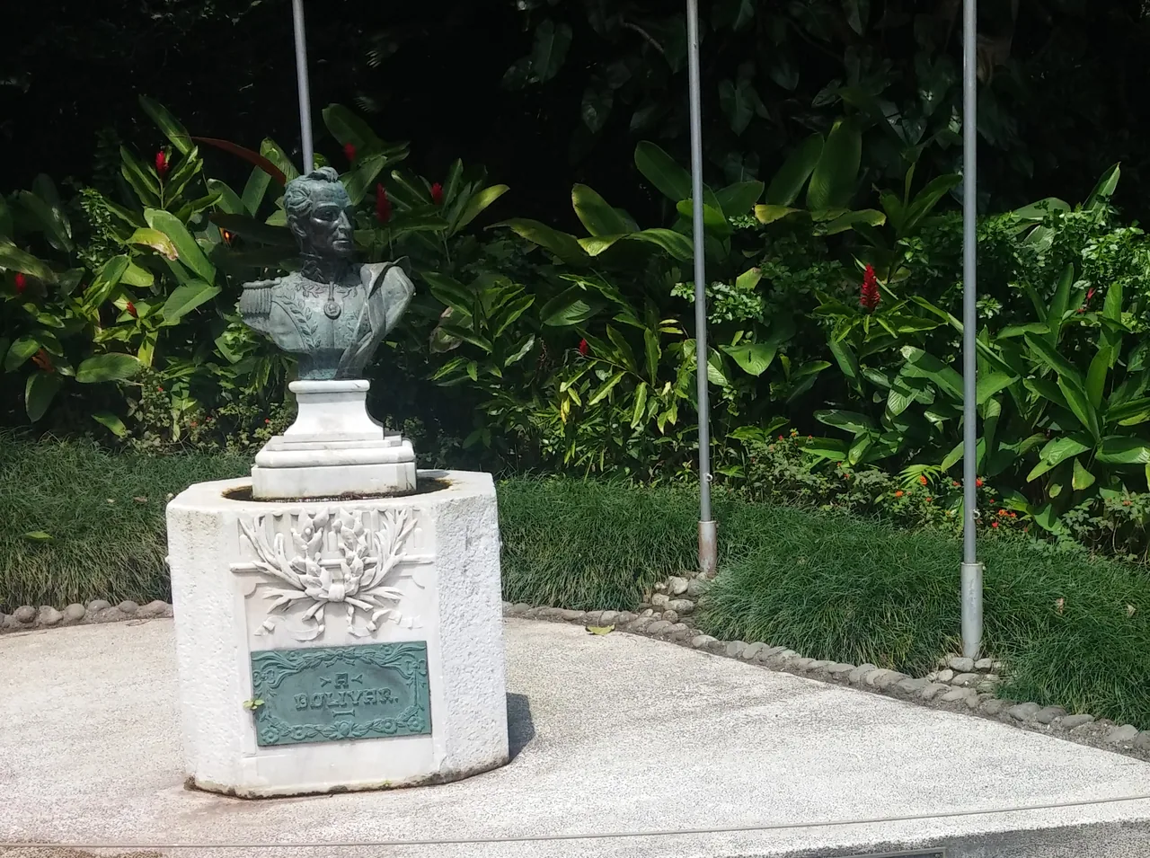 Bust of Simón Bolívar among gardens at the San José site.