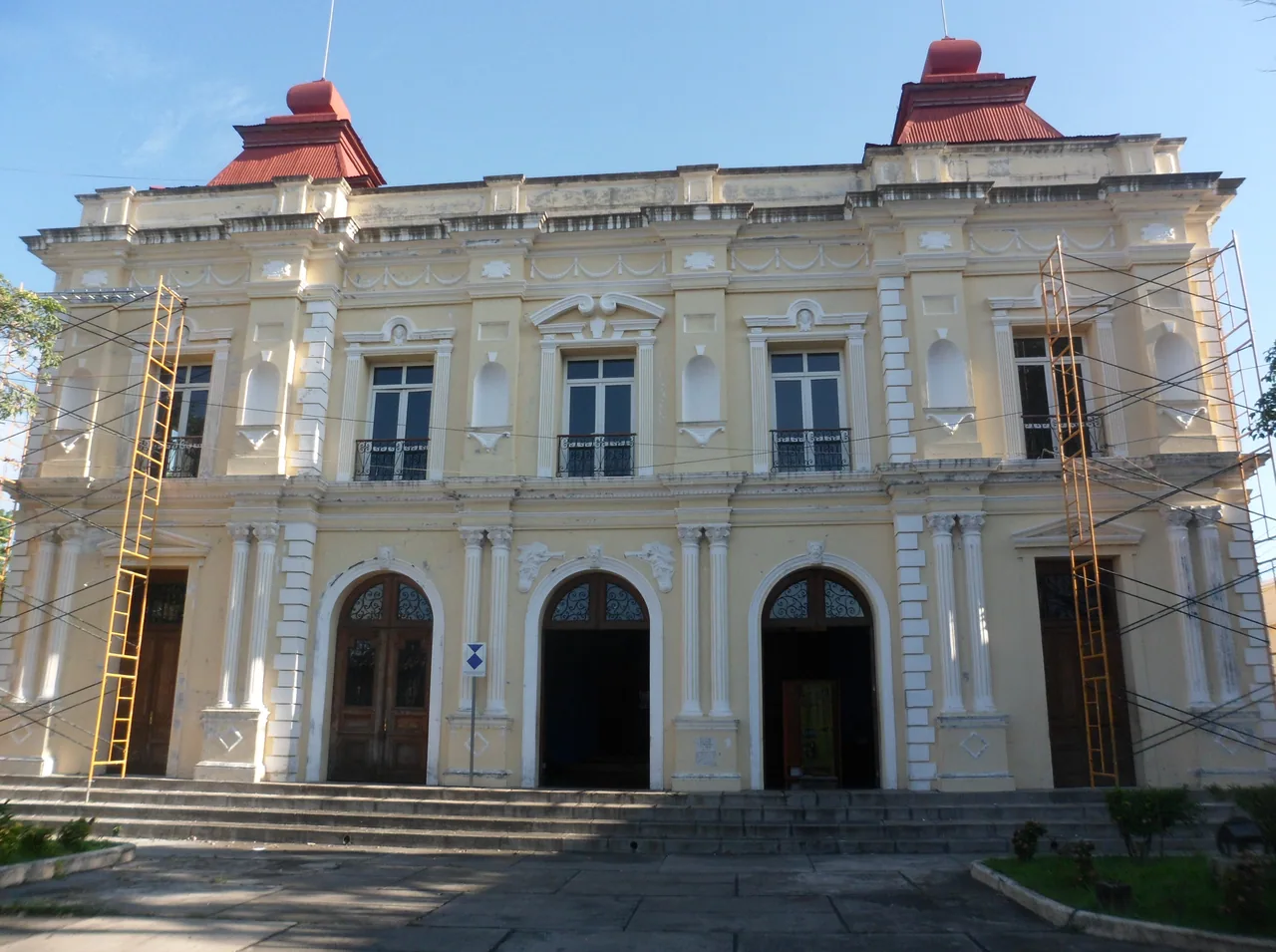 Fachada del Teatro Nacional Francisco Gavidia con andamios.