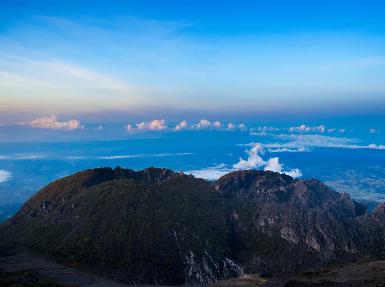 Relieve del cráter y nubes vistas desde la cima del volcán Barú.